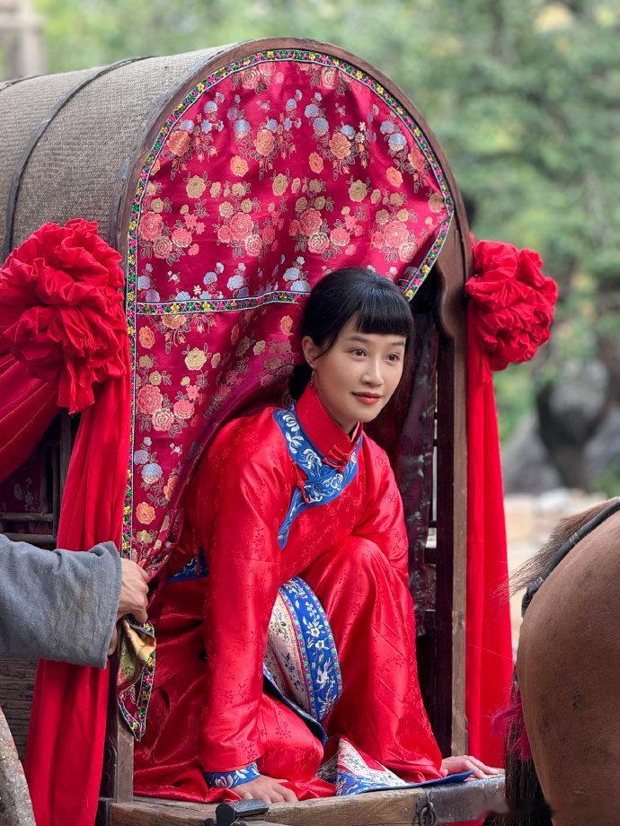 蓝盈莹分享银子最美的一天蓝盈莹晒银子婚服剧照 蓝盈莹分享银子最美的一天，发饰简单