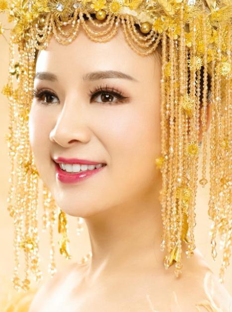 7 年前，盲人女歌手刘赛不顾反对，把自己嫁给这个一贫如洗的农村小伙。愿意倒贴一套