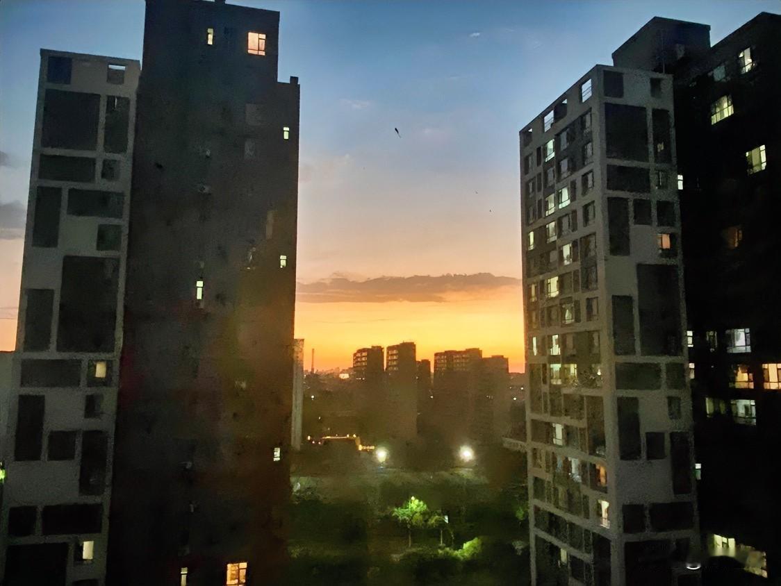 看到小区里停有那么多好车，我问老公：既然能买起这么好的车，为什么还住在这么挤的高