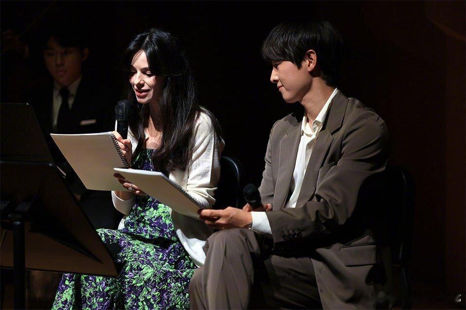 宋仲基和第二任妻子凯蒂·桑德斯作为特别嘉宾参加了18日的音乐会演出，这是他们结婚