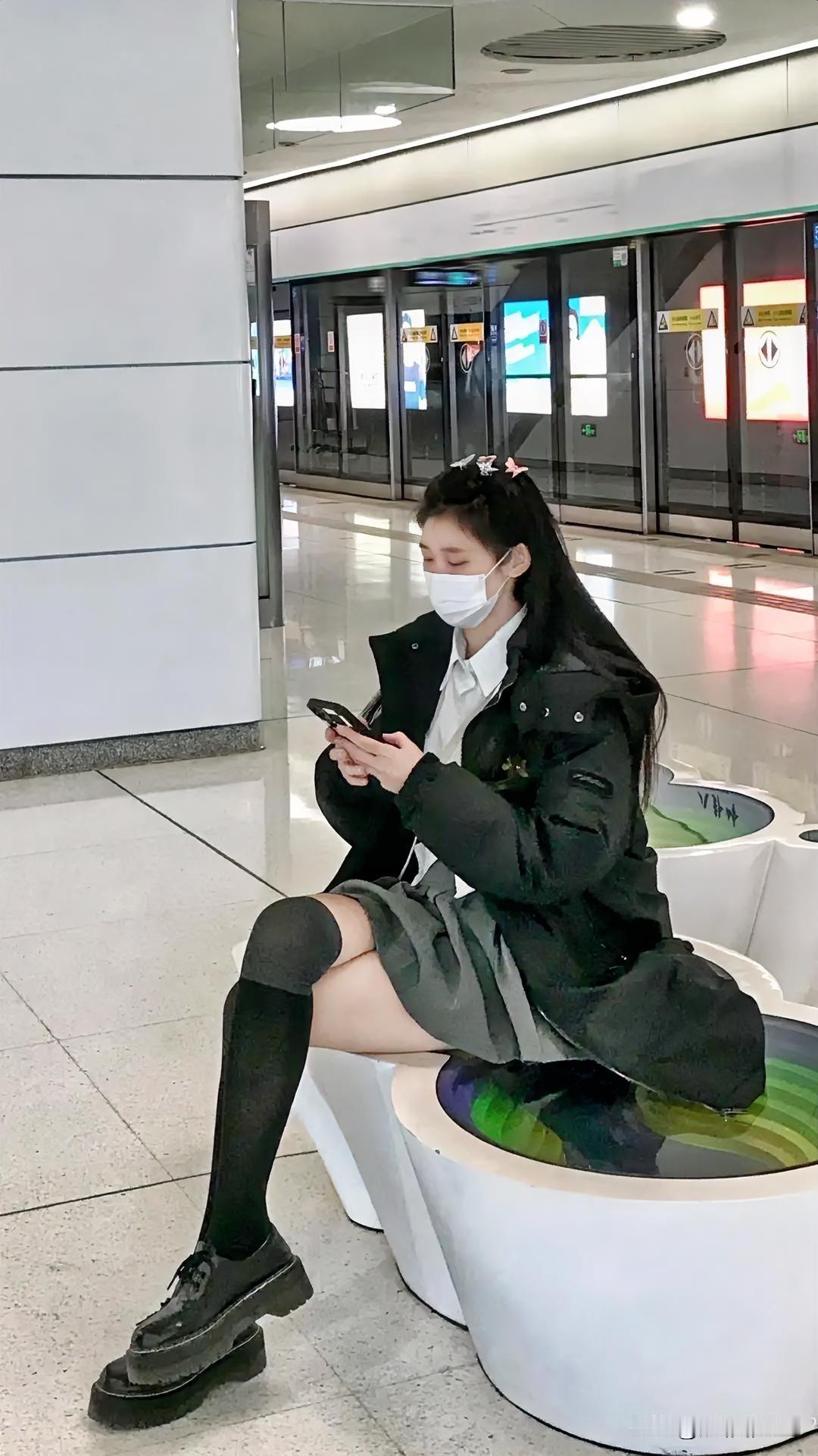 年三十霸都雪中行

年三十霸都飘雪，雪花似白蝶。我早早起床，烤了米面粑粑，香喷喷