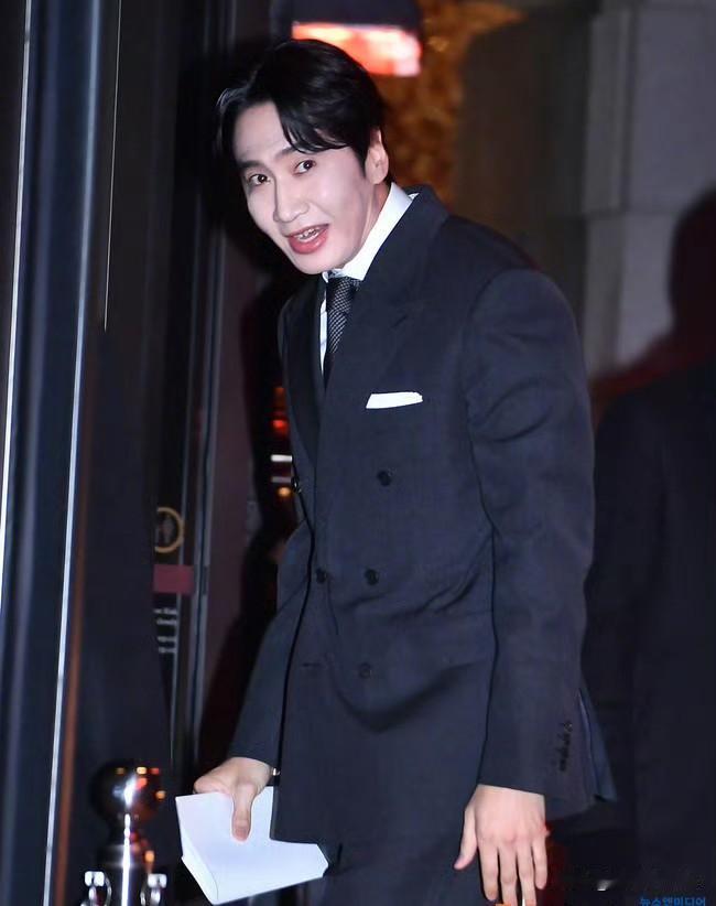 12月20日，金宇彬申敏儿婚礼，众星云集！
李光洙这妆容都快赶上新郎新娘了！
都