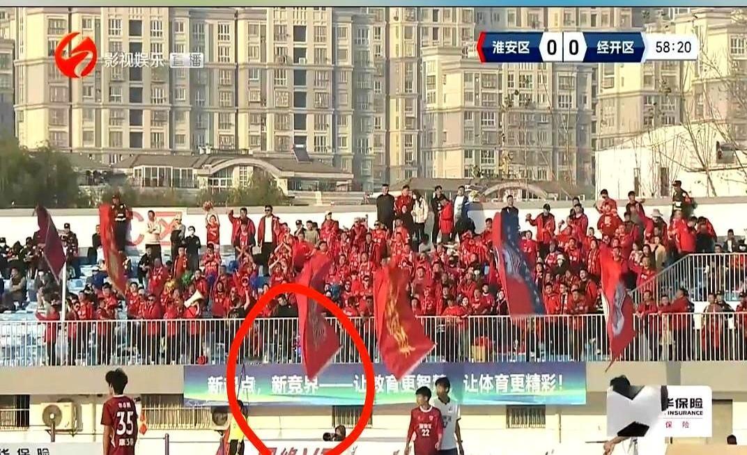 淮安区赛场广告牌出现了错别字。

在淮超首场比赛上，广告牌出现“竞界”而非“境界