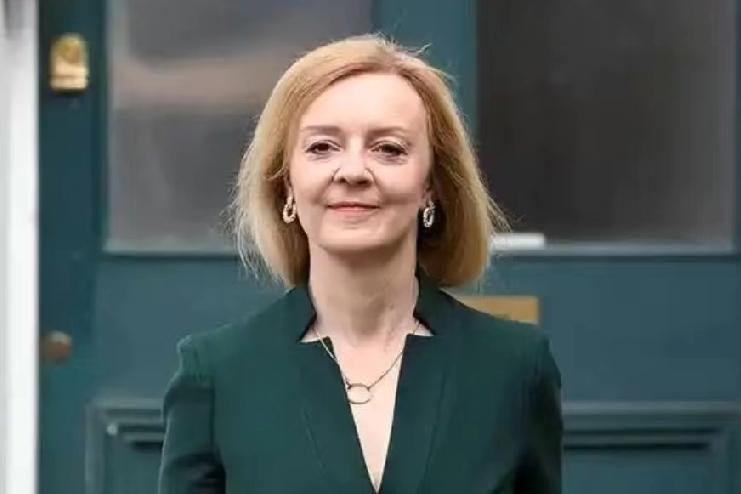 2月9日，英国前首相特拉斯发文：“祝贺高市女士取得压倒性胜利。在整个自由世界，我