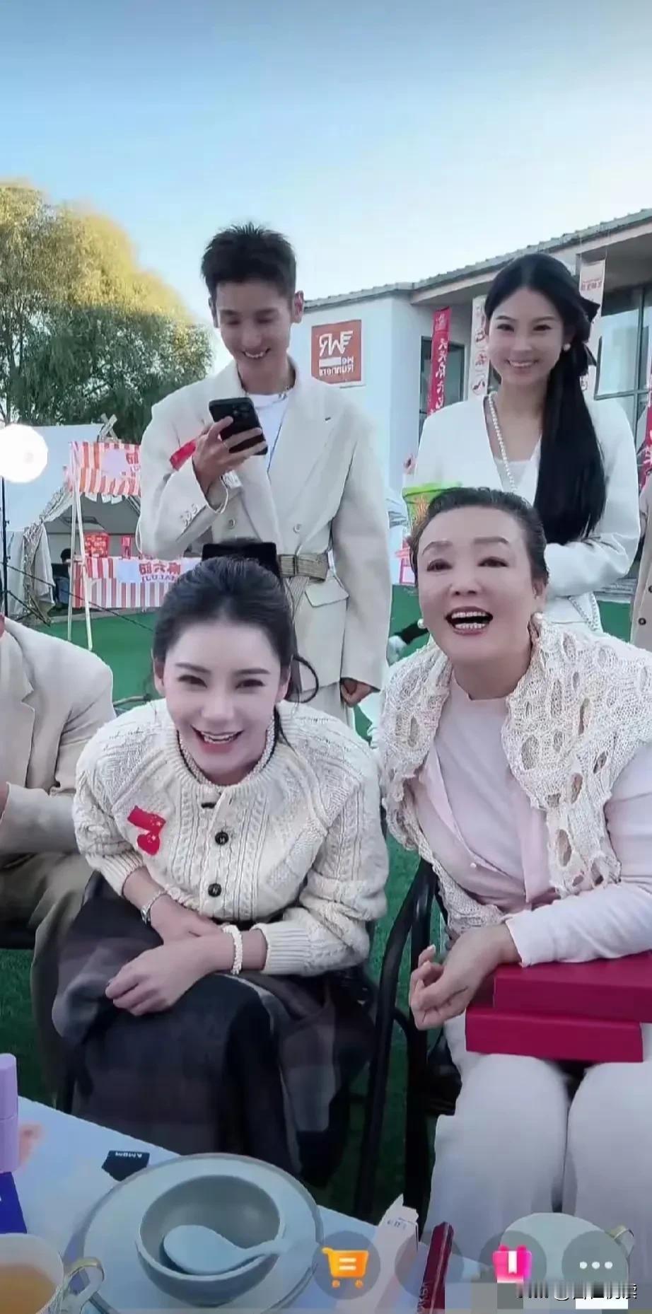 汪憨憨家的假期嗨开了
又是露营又是拔河比赛

战兰带着儿子儿媳和主播
这个假期要