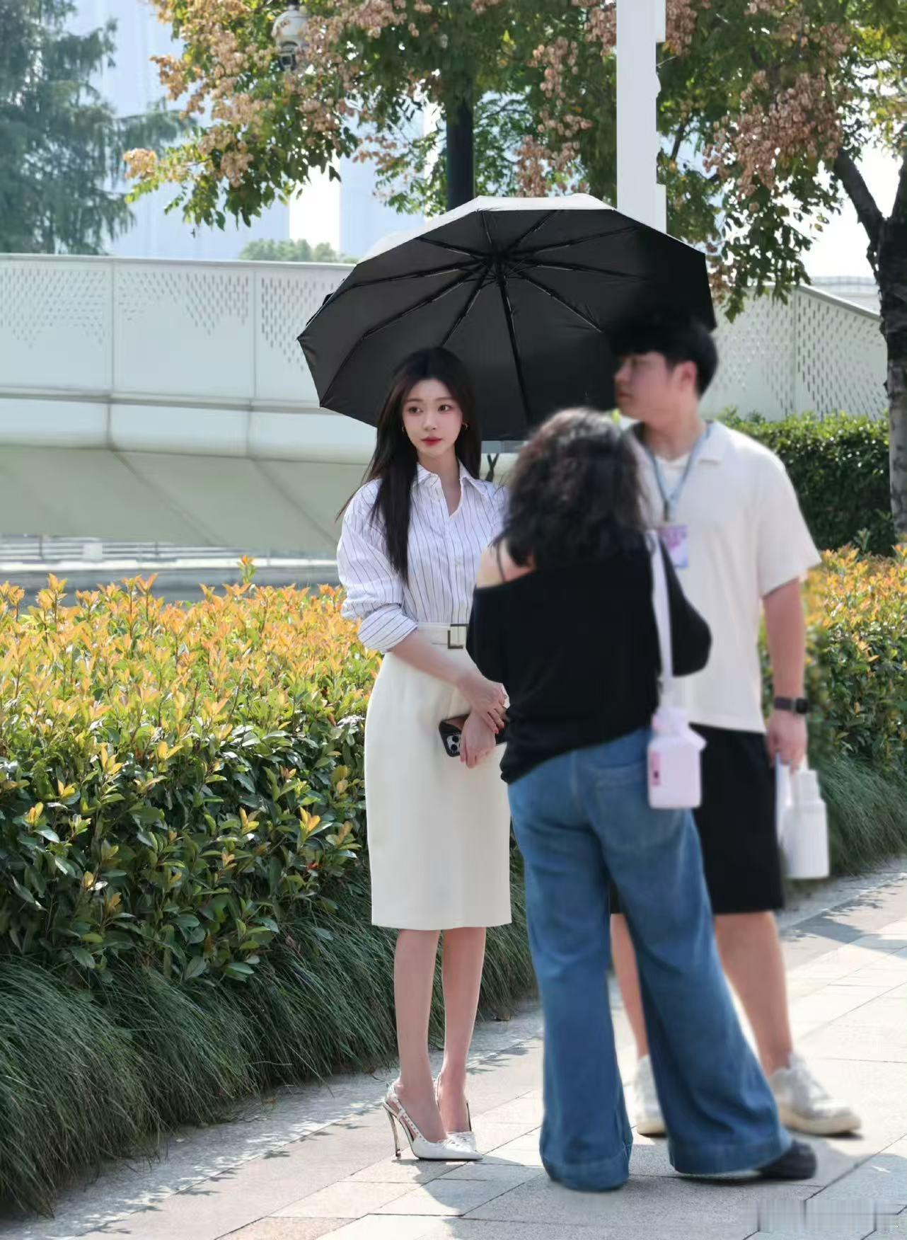 易梦玲美人余职业装路透 易梦玲美人余职业装路透，现代妆造好美啊，好有御姐那味，美