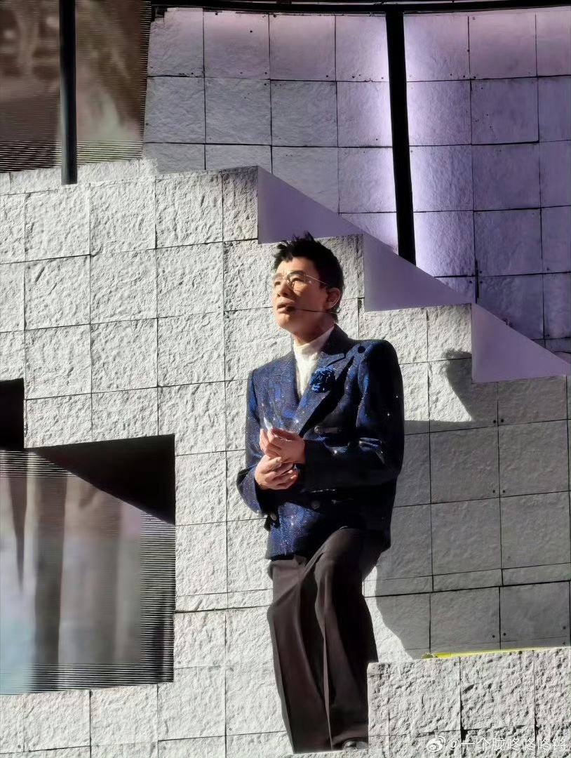 陈小春说宋亚轩这就是流量吧 单依纯在旁边补了句“顶流”，陈小春听完自嘲“数据流量
