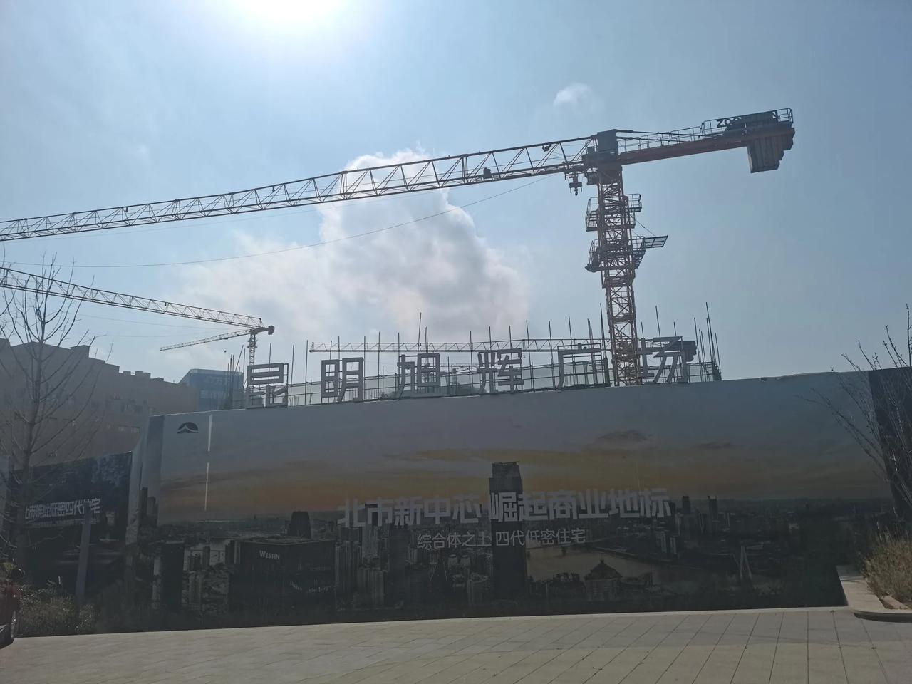 北部汽车站这个旁边正在修一条城市道路，这里也同时是二号线的起点站。
这几天正在架