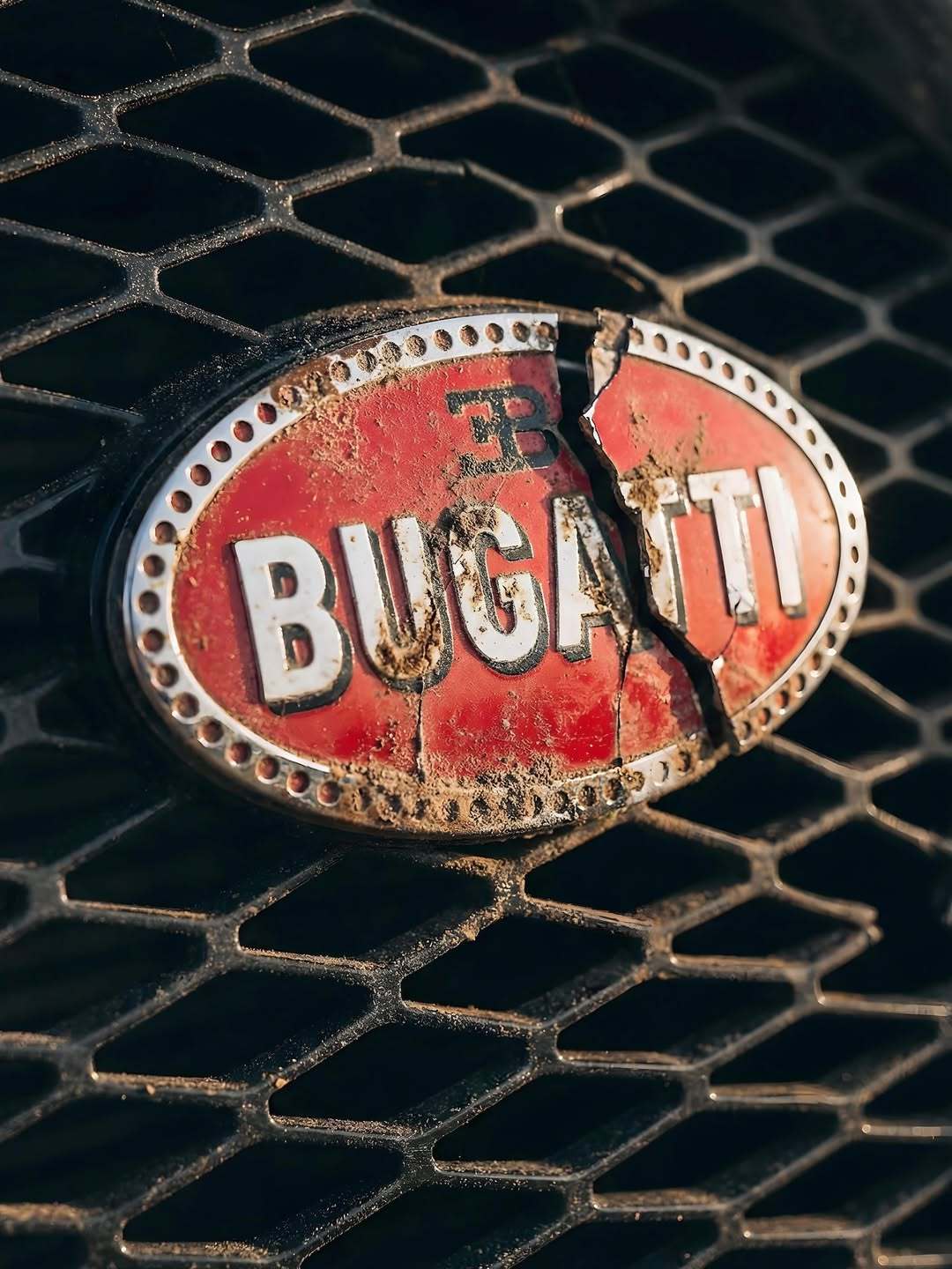 几十年之后，人们在一处废弃的仓库里发现了这辆车，考证之后才发现是当时为致敬威龙和