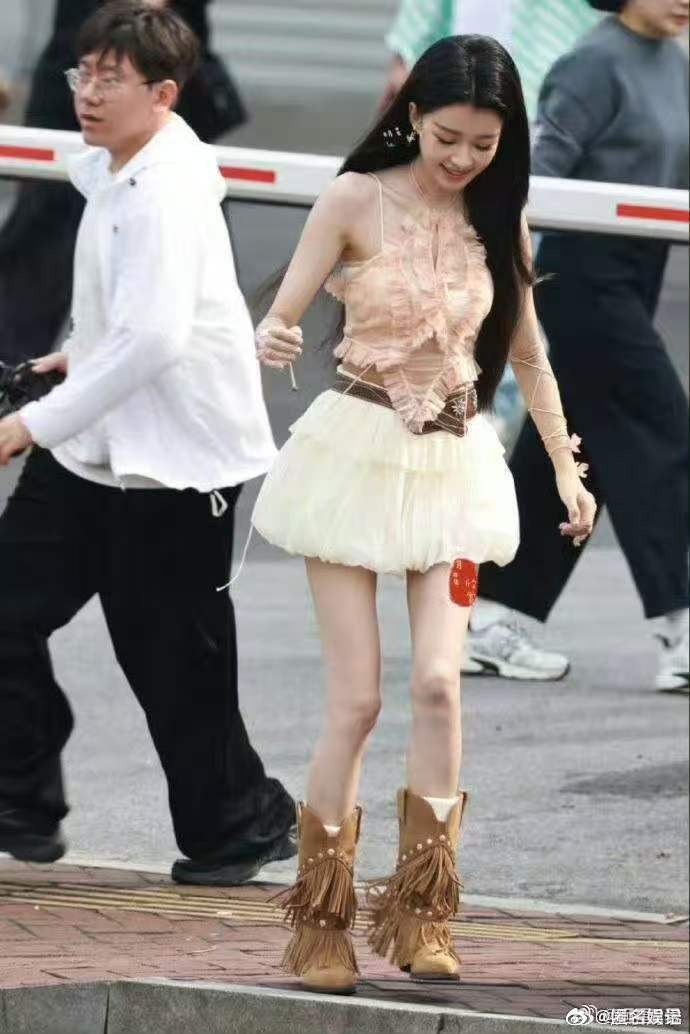 浪姐枕头大战看得出来姐姐们压力真的很大认真对待每一次登台演出，闲暇时投入枕头大战