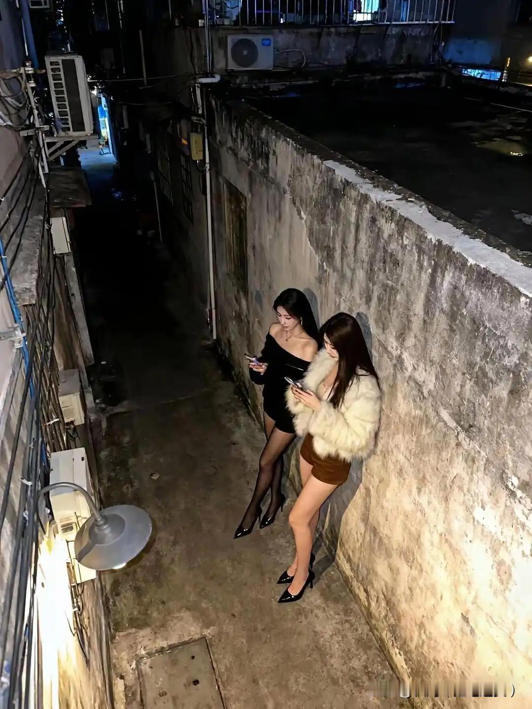 大晚上的她们站在那里干嘛呢？不冷吗？