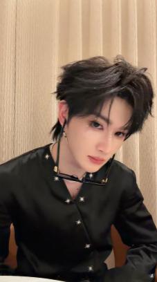 余宇涵直播 直播里全程认真看评论，用心回应每一条留言，温柔又细腻，好到让人心里特