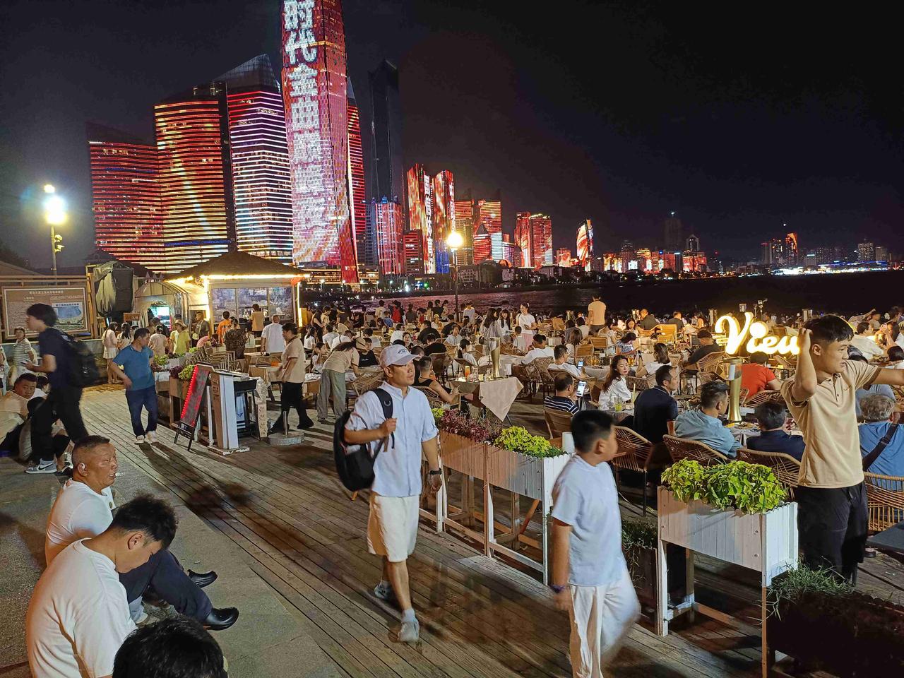 立秋整一周了，青岛虽然气温还没有明显下降，但湿度却大大下降了，即便是走在太阳底下
