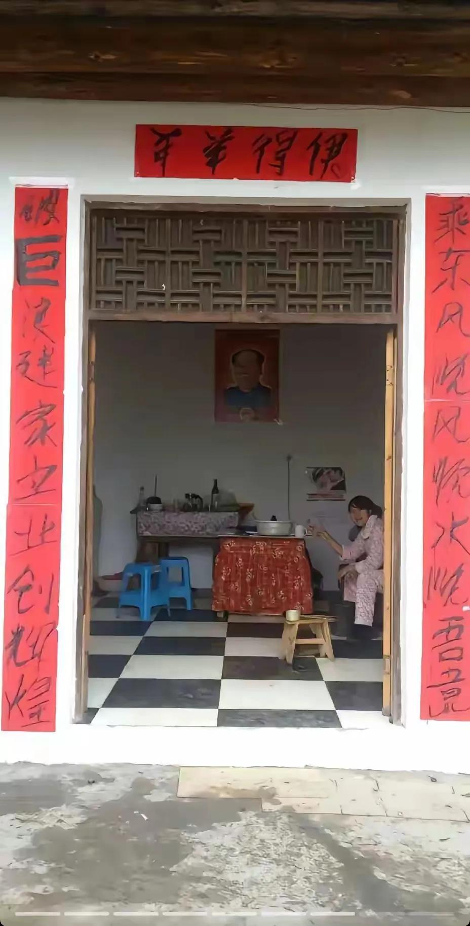 张雪的人生注定不平凡，特立独行、鹤立鸡群，写个对联都与众不同
张雪有件事挺有意思