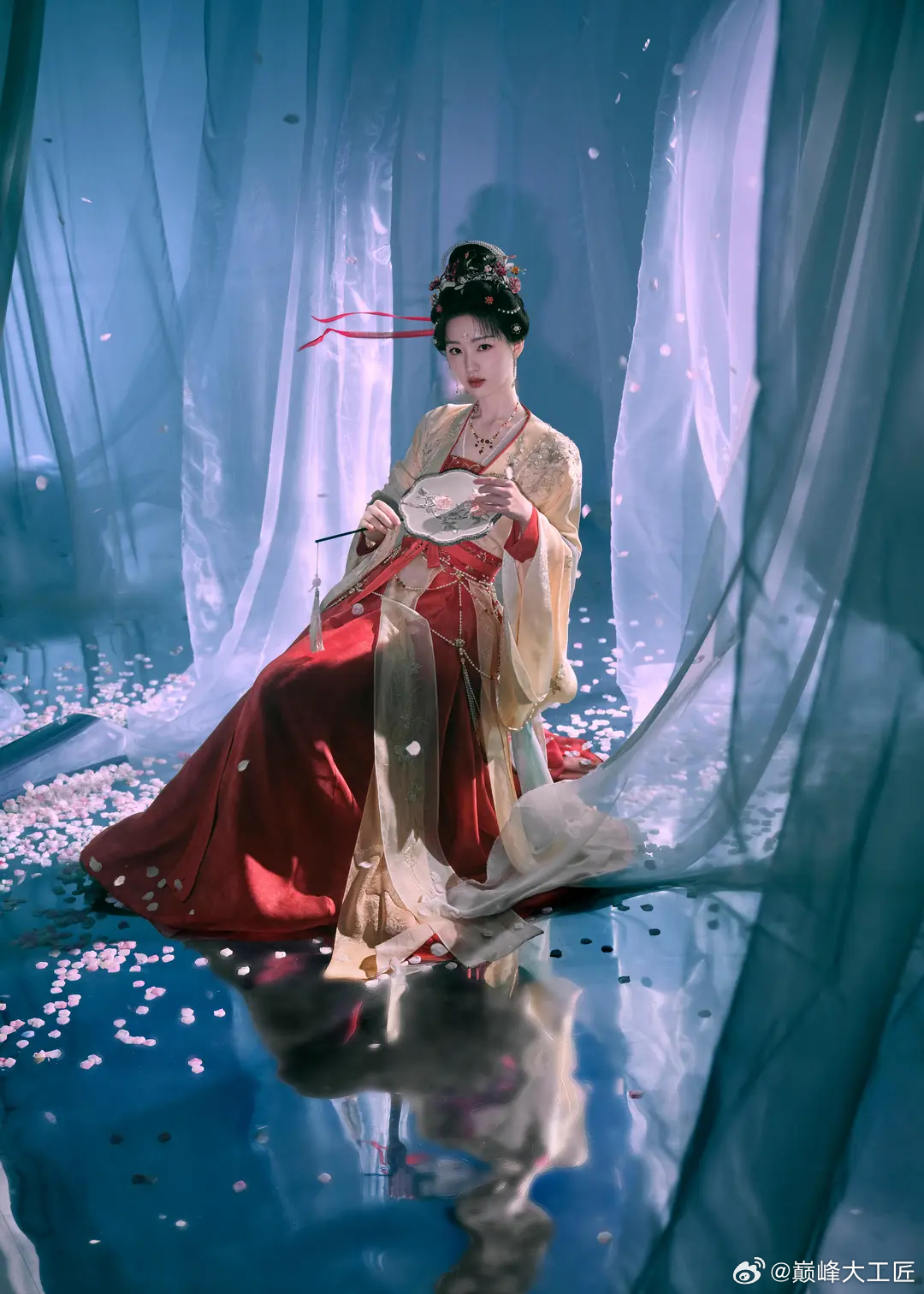 深宅杨家步步惊心，嫡母嫡姐虎视眈眈。身为庶女的七娘子如履薄冰，周旋求生。于暗流中