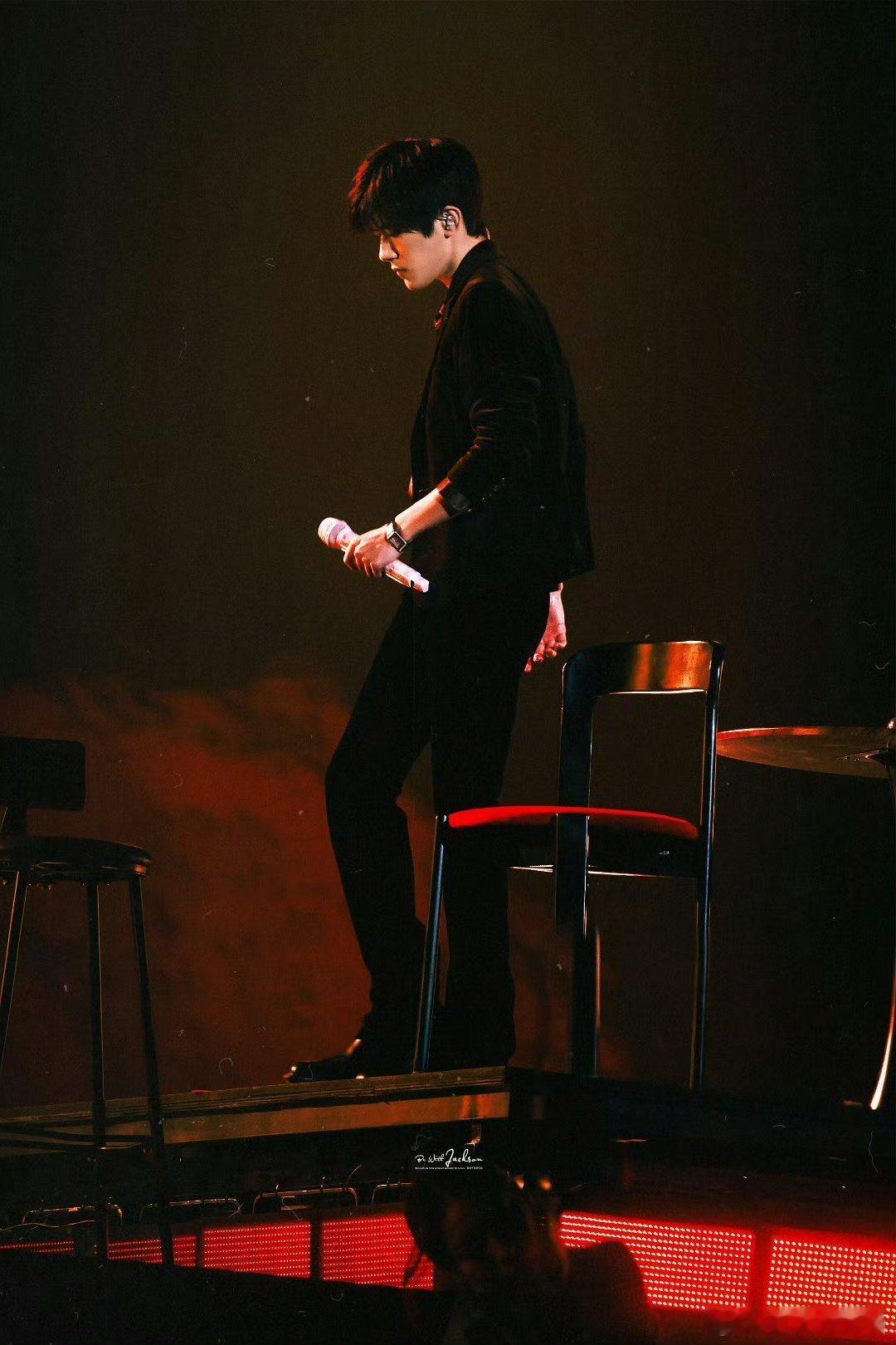 易烊千玺在更大的舞台上见面全面开花的易烊千玺太厉害了！！！ ​​​