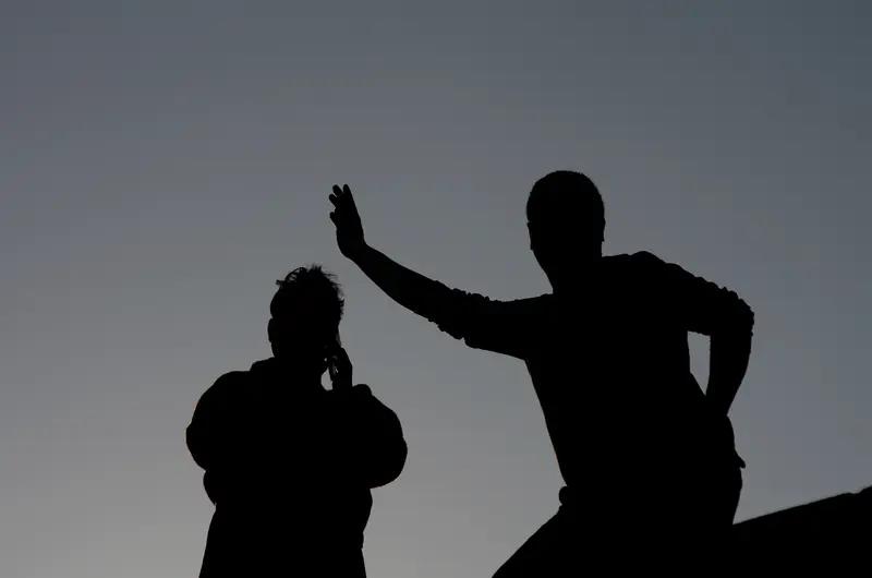 被人打了一拳要不要还手，这还真得慎重。从法律角度讲，还手很容易被认定为互殴。互殴