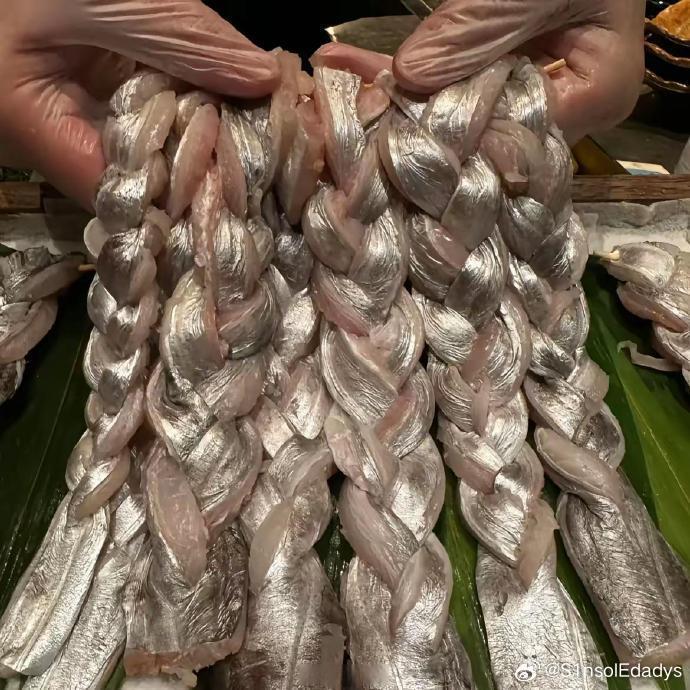 不幸的带鱼，下锅前是辫子状，起锅后却成了麻花形。 