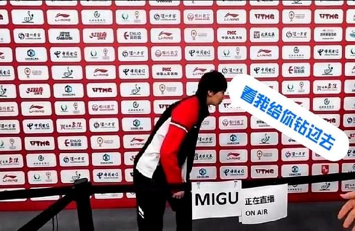 谁能想到赛场上的猛将私下这么呆。

WTT新加坡大满贯赛前，王曼昱错穿了搭档梁靖