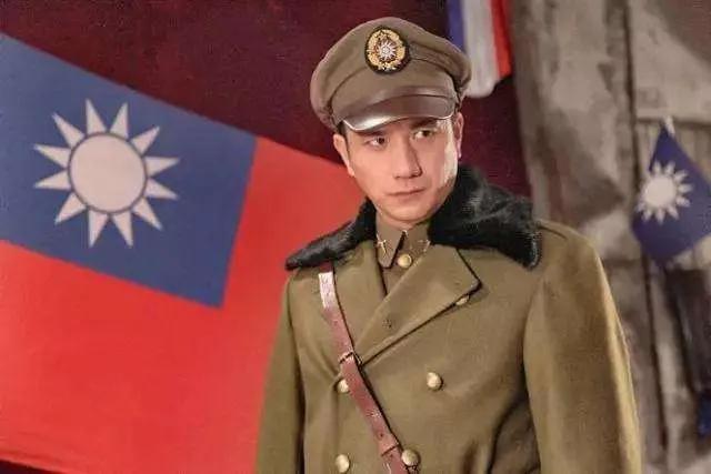 一个在陆军大学镀过金的少将高参，前半生军衔不低、排场不小，后半生却连女儿都不愿多