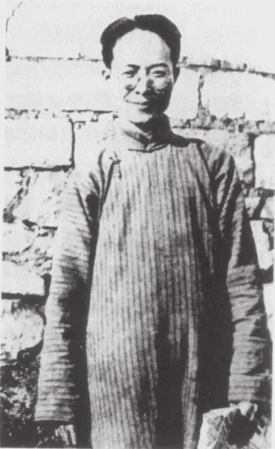 1943年，听说学校准备提拔沈从文为教授，每个月400块工资，刘文典勃然大怒，：