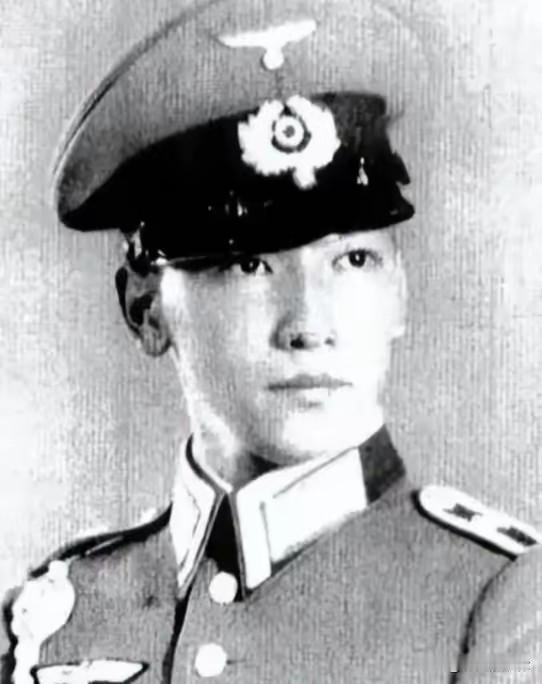1942年经典邂逅！少女一句嘲讽，成就蒋纬国一生最难忘的乱世情缘
 
1942年