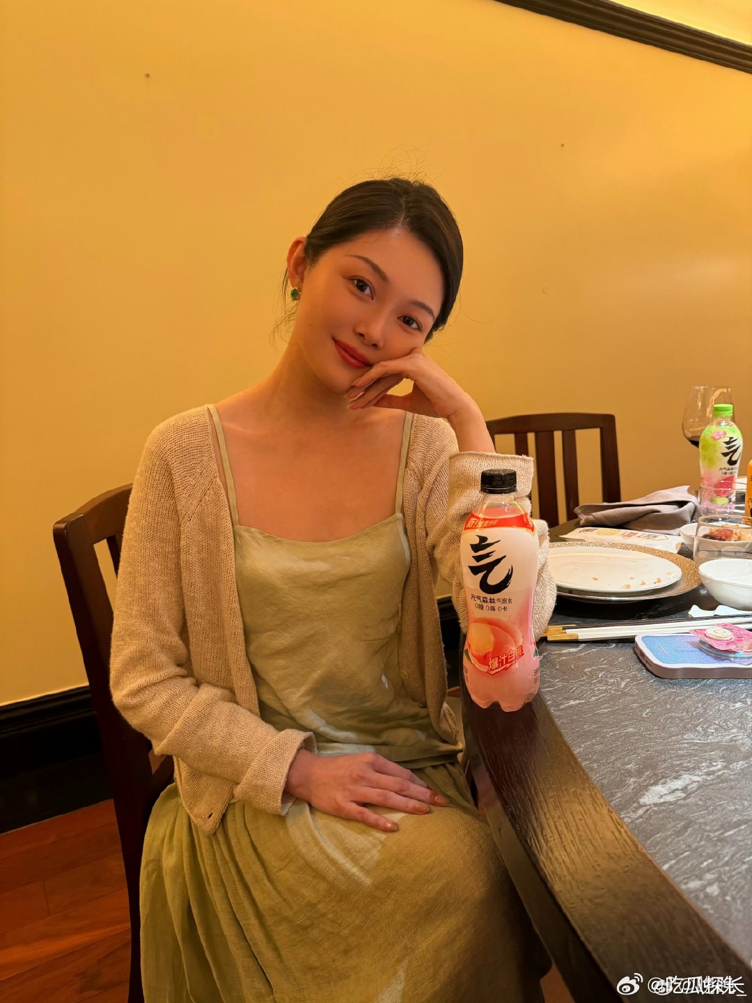 于正晒与晚晚自拍照于正晚晚合影 于正晒与晚晚自拍照 ，满屏都是朋友聚会的松弛感！
