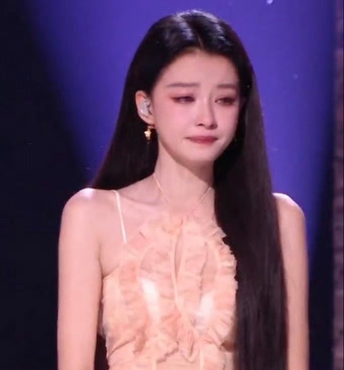 浪姐哭完你的哭你的浪姐今晚主打一个哭完你的哭你的，姐姐们真的是一个挨着一个的哭，