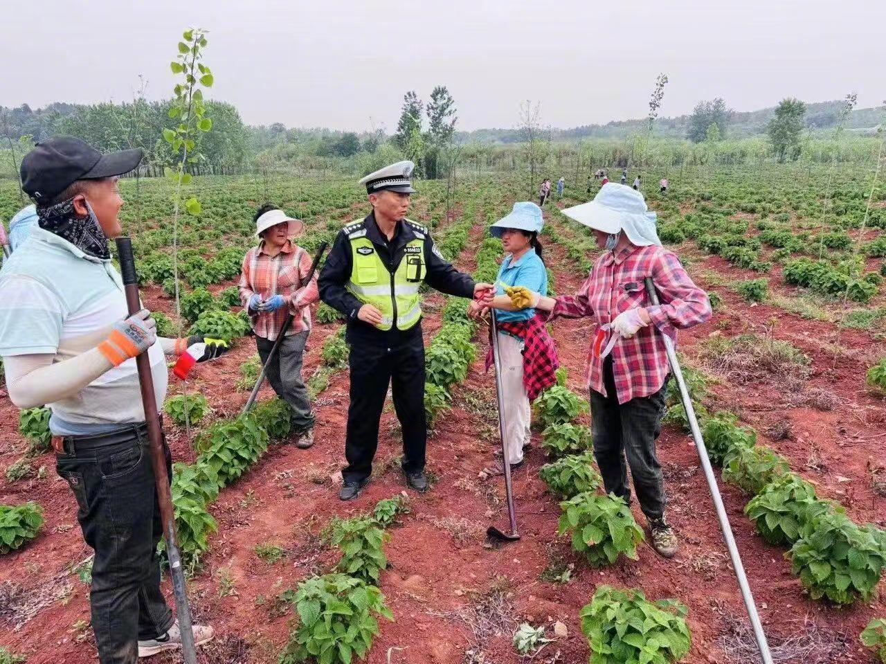 #定远警方就女警诈骗商户致歉# 【安徽定远县就“女警诈骗商户烟酒”致歉！警方持续