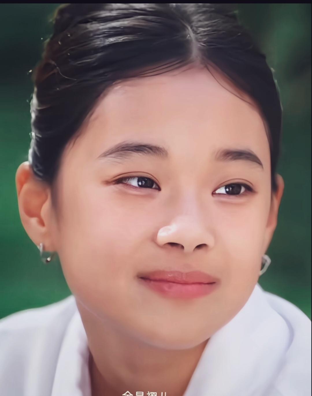 不用问，一看就是梅婷女儿。一模一样！名字叫曾慕梅。