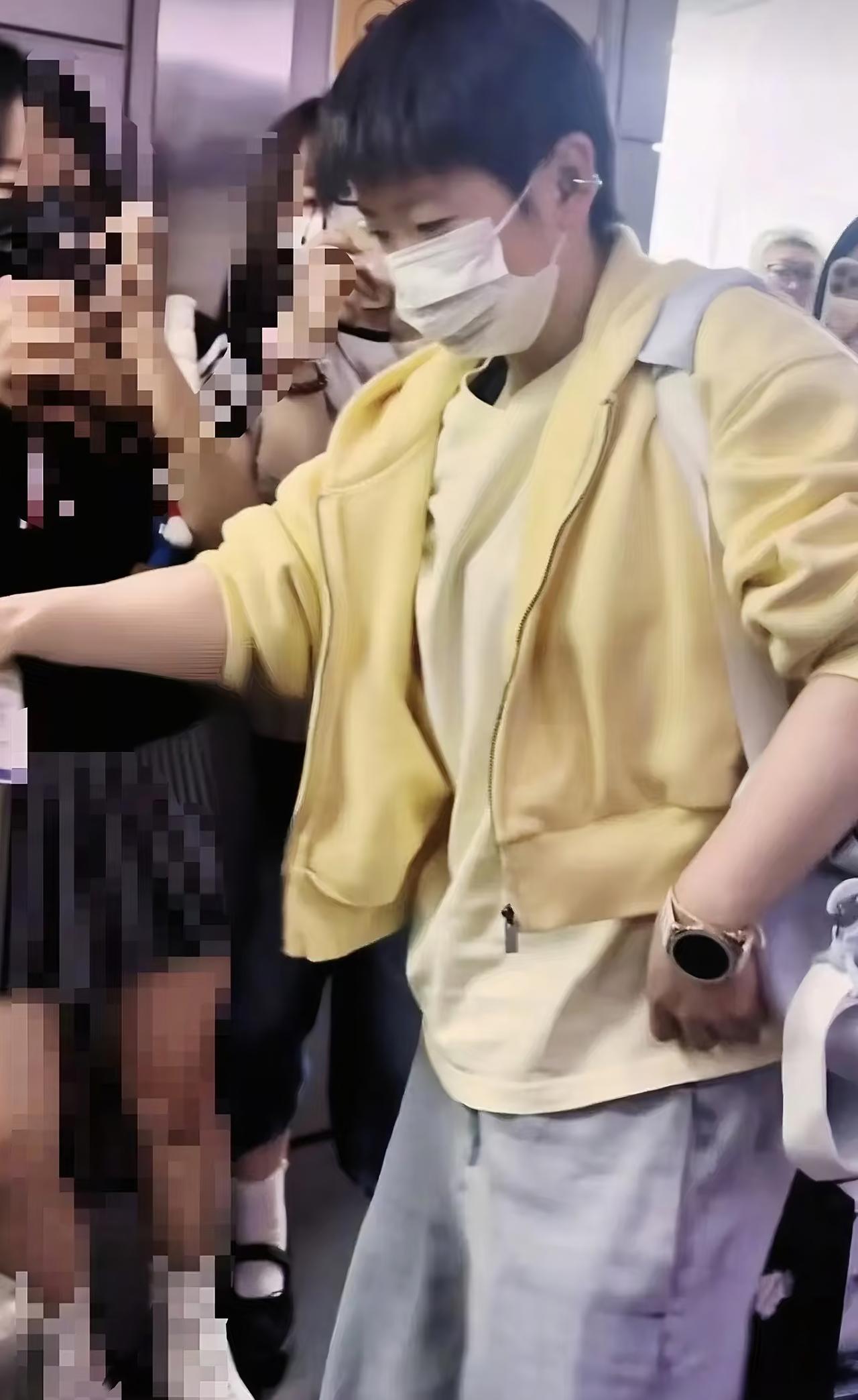 国乒全员在昨天回到北京，
孙颖莎与何卓佳走的VIP通道，
凌晨才到达北京，
莎莎