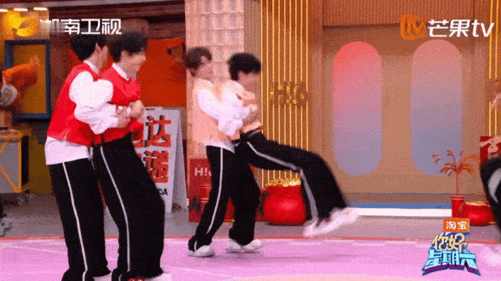 张颜齐丁程鑫在跳一种很新的舞蹈 在热舞迎春环节，张颜齐和丁程鑫大胆创新，将打架动