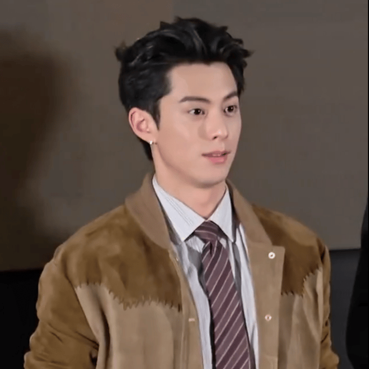王鹤棣饰演警察敬礼手势被网友审判了