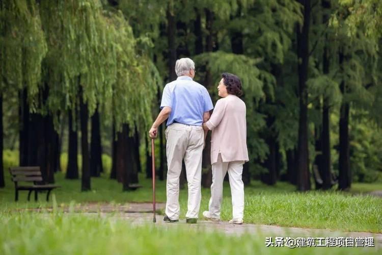 退休老人的最高境界是什么样子？
1、有地方住。
2、无债一身轻。
3、出门有辆电