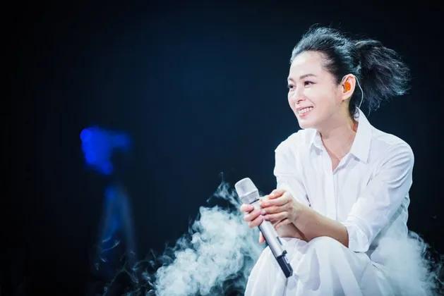 一天深夜，钟小江把2.4亿的四合院放进刘若英手里：