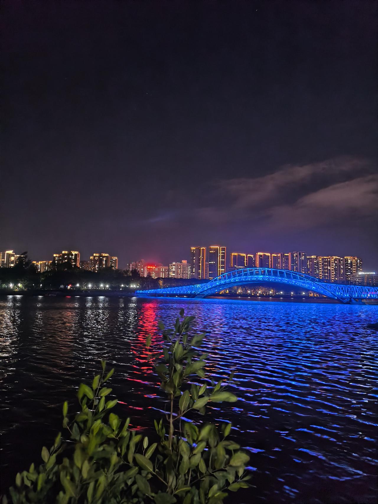 你品过世间百味，踏过万里征途，邂逅万千面孔，也赏过无数晨昏与山海。后来你发觉，它