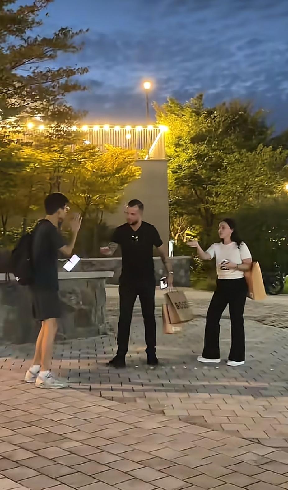 中国小伙子，面对一名爱尔兰外国男子突然给出的5000元后，结局却让爱尔兰男子直呼