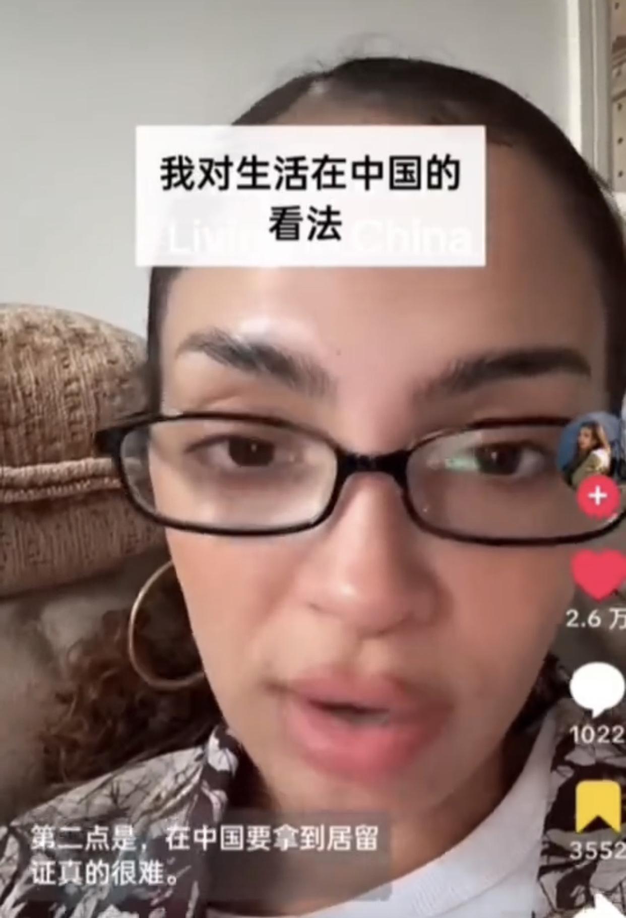 有一位外国博主表示：外国人在中国真的很难拿到永久居住证。
有一些TikTok网友