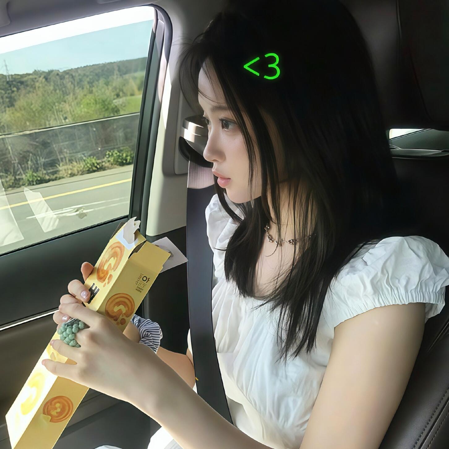 𝐒𝐇𝐀𝐑𝐄｜小众氛围感高清女生头像｜图源网络 