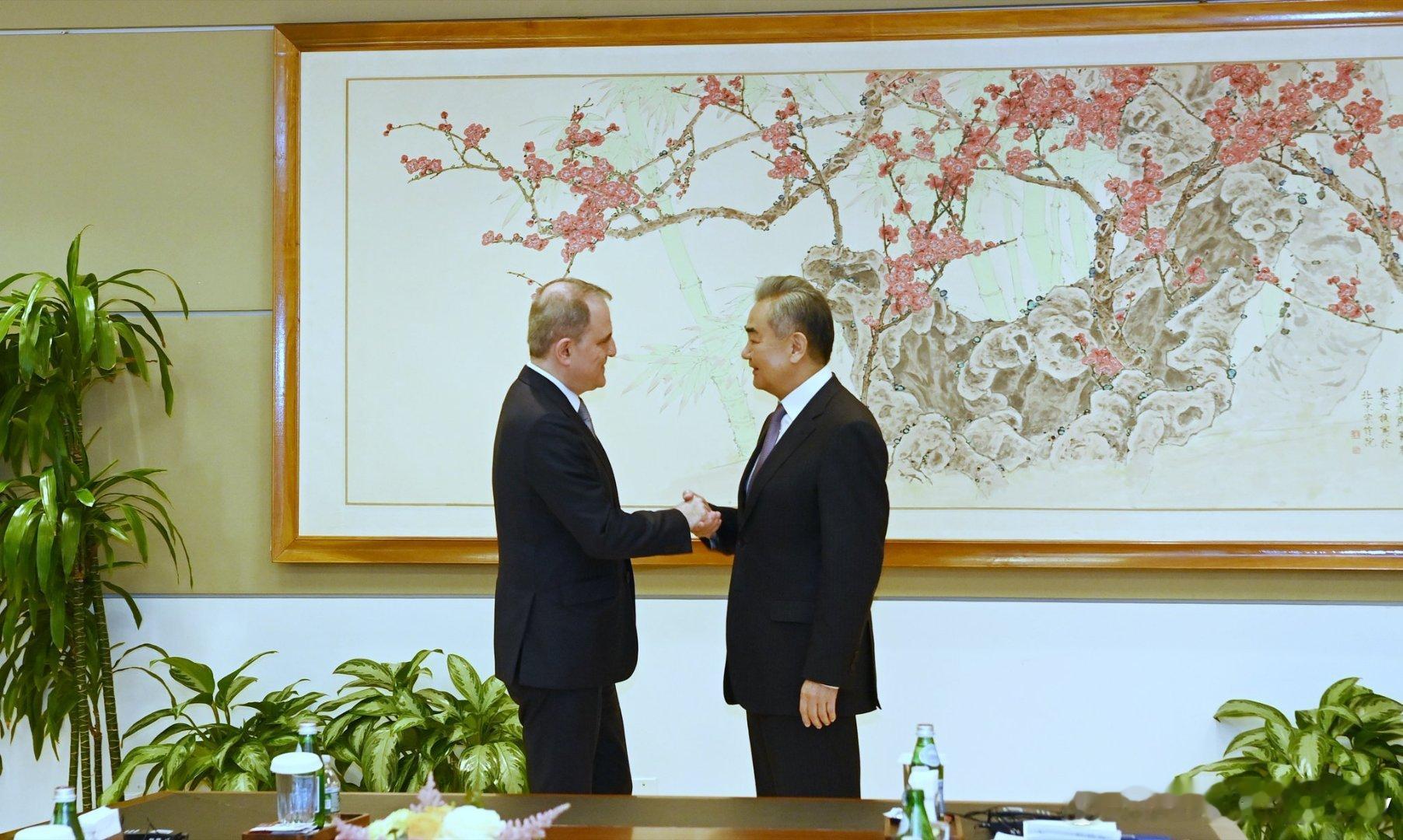 在纽约联合国总部王毅外长会见阿塞拜疆外长。 