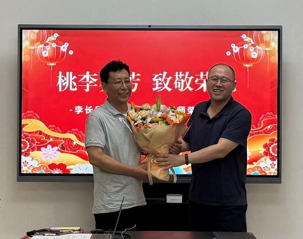 青岛海洋技师学院李长征主任、鲁嗣红老师荣休仪式，​刘航校长为李长征主任献上鲜花，