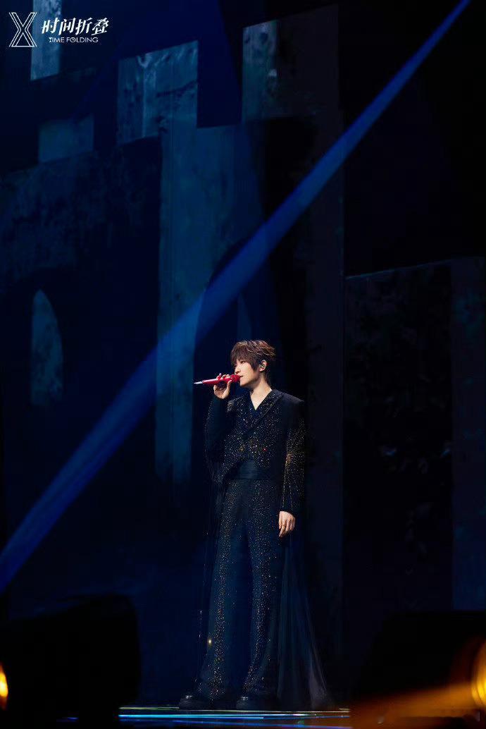 我不行了徐良演唱会送猪了徐良送完米面油开始送肉了徐良宠粉不玩虚的，粮油之后送猪肉