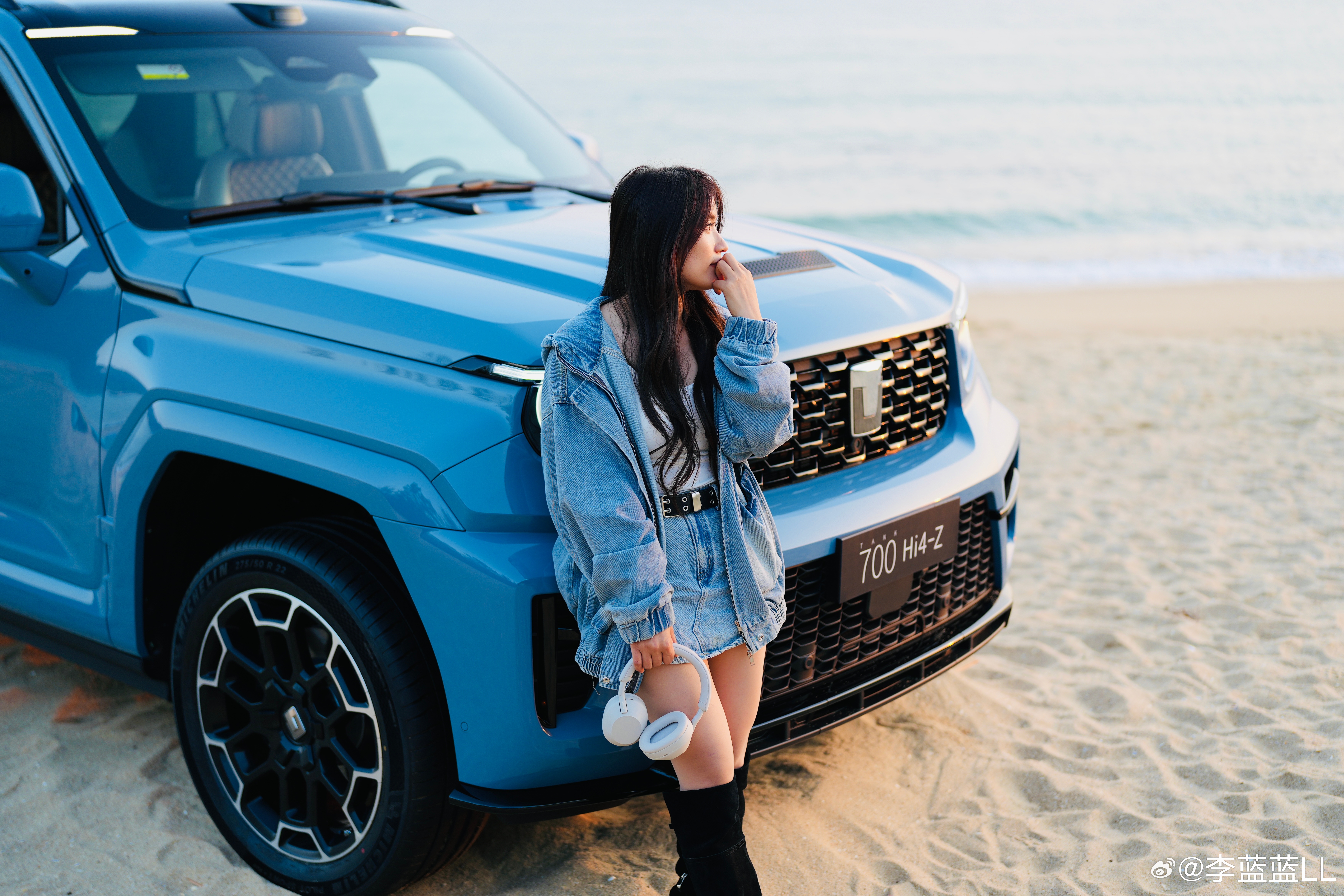 坦克700这台车你很难说清它到底美在哪里。官方引入了麒麟的设计理念。我们抛开这一