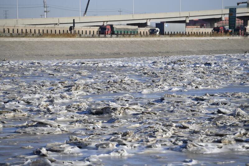今年冬天，天津滨海新区着实与众不同！暖冬降临，连渤海湾都未结冰，可把一众垂钓爱好