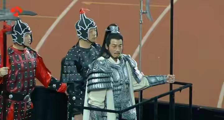 人在家中坐，福从天上来！[捂脸]
现在的何润东最应该感谢的就是张凌赫，要不是他在