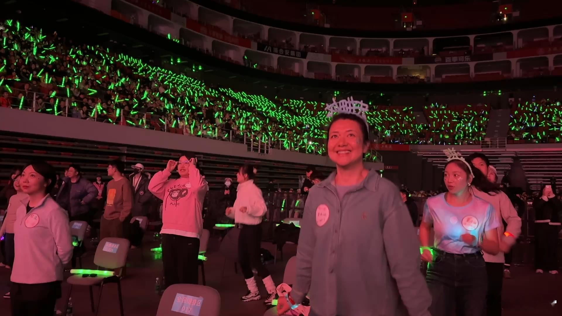 在刘畊宏演唱会跳疯了  救命，刘畊宏把演唱会变成健身训练营！开场前还淡定，开场后