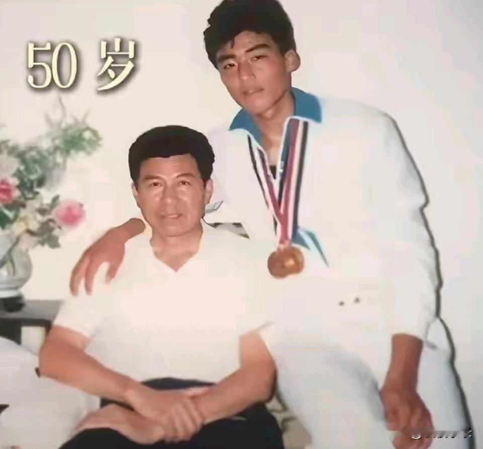 胡兵这49年的蜕变真励志，一路成长让人敬佩！[赞][赞][得意]