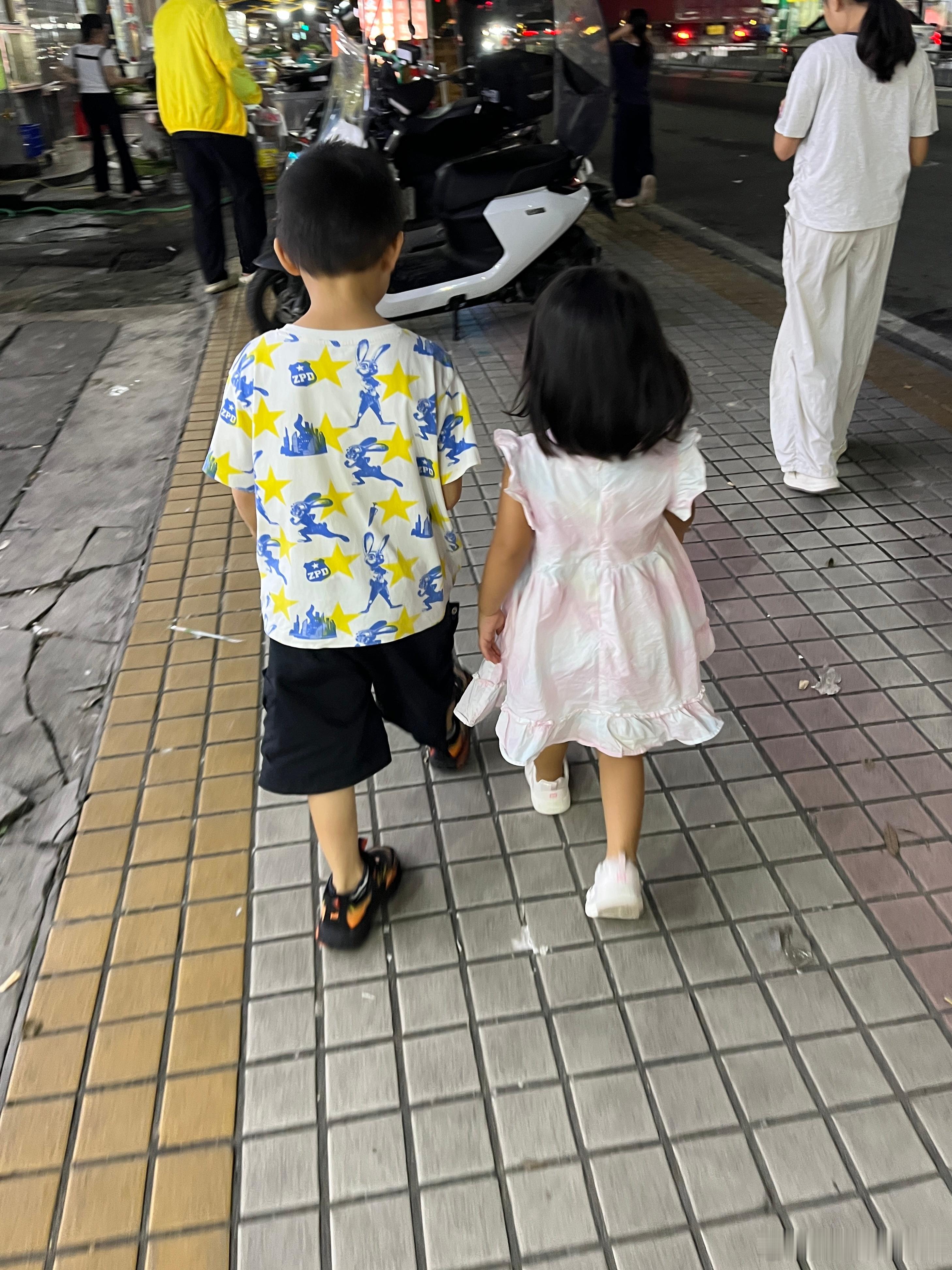 到了，累晕了。两兄妹一路说个不停，想睡都不能睡[二哈][二哈]栾念盯着前男友照顾