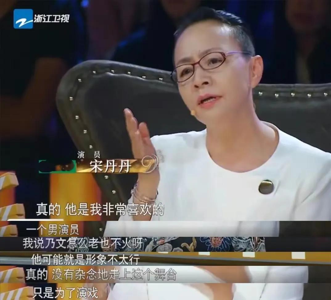 李乃文，一个让宋丹丹替他叫屈的人。
出道多年却还是配角，当年母亲为了让他上大学。