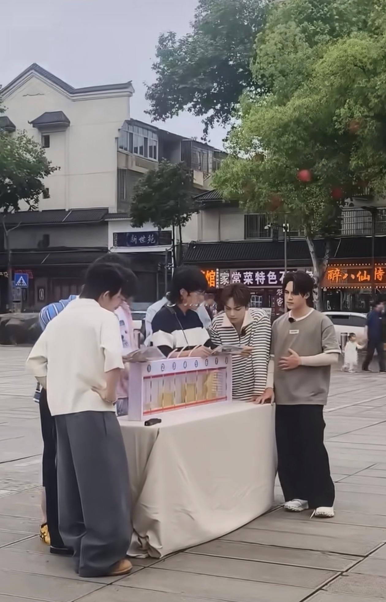 本周“越南跑男团”在中国湖南岳阳录制节目。 